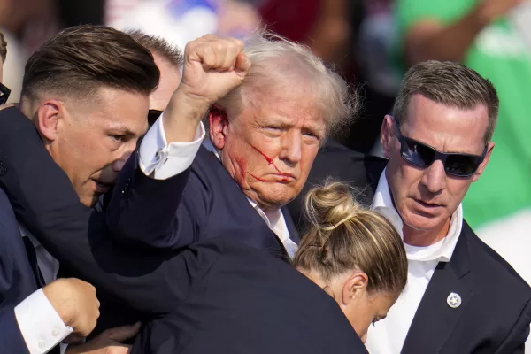 Republican presidential candidate former President Donald Trump is helped off the stage by U.S. Secret Service agents at a campaign event in Butler, Pa., on Saturday, July 13, 2024. (AP Photo/Gene J. Puskar) 


Associated Press / LaPresse
Only italy and Spain
