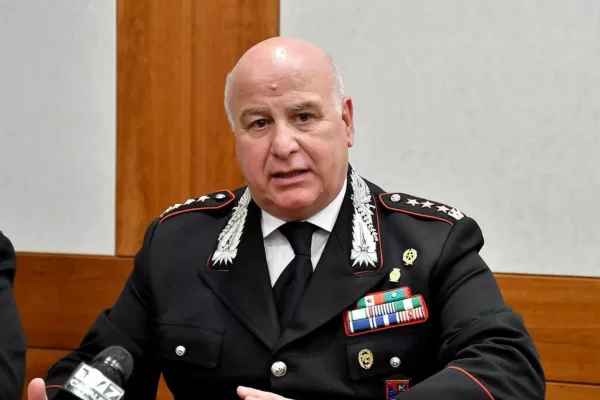 Chi è Oreste Liporace: le borse di Louis Vuitton, i 22mila euro per il falso affitto, i biglietti allo stadio. L’accusa di corruzione per le pulizie della Caserma