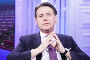 La mossa della disperazione del Movimento 5 Stelle: in Europa con The Left pregando per un sì