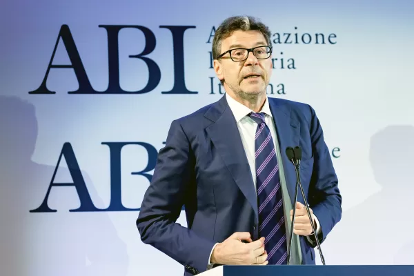 Conti pubblici, Giorgetti all’assemblea ABI: “Nessuna manovra lacrime e sangue”. Saranno d’accordo a Palazzo Chigi?