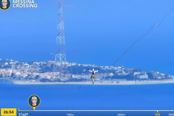 Jaan Roose attraversa lo Stretto di Messina camminando su una fune: dove vedere l’evento di slackline in tv e streaming