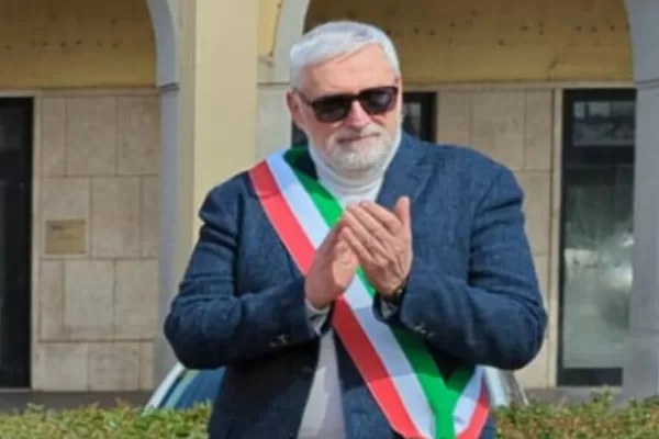 Operazione antimafia ad Aprilia, ai domiciliari il sindaco Lanfranco Principi. Dal traffico di droga agli affiliati in carcere: 25 arresti