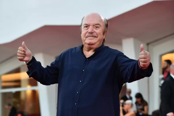 Lino Banfi compie 80 anni: “Vendevo orologi falsi ai napoletani, poi mi hanno rubato il Rolex. Il Papa mi dà del ‘tu’, e la Treccani pubblicherà le mie frasi” Lino Banfi compie 80 anni: “Vendevo orologi falsi ai napoletani, poi mi hanno rubato il Rolex. Il Papa mi dà del ‘tu’, e la Treccani pubblicherà le mie frasi”