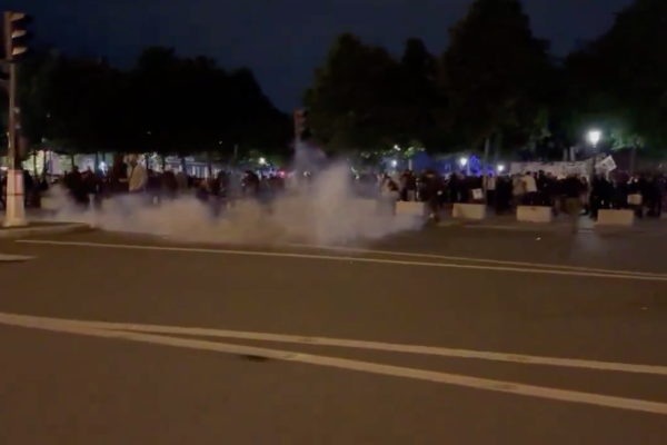 Elezioni Francia, scontri a Parigi durante la festa della sinistra: incappucciati attaccano polizia