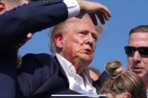 Spari contro Trump durante comizio elettorale, panico e fuga: sangue da orecchio destro
