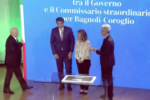 De Luca-Meloni, la cerimonia a Bagnoli con “i soldi della Regione”. L’invito sul palco e la richiesta a Fitto: “Quando firmi?”