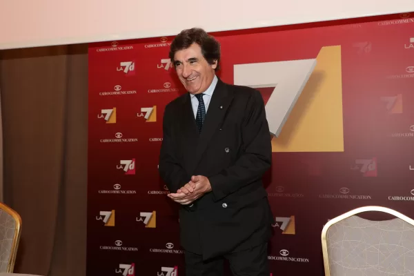 L’equilibrio di Urbano Cairo, l’occhiolino a Giorgia Meloni dopo l’annuncio di Flavio Insinna e la conferma di Mentana su La7 L’equilibrio di Urbano Cairo, l’occhiolino a Giorgia Meloni dopo l’annuncio di Flavio Insinna e la conferma di Mentana su La7