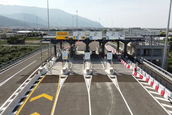 Carte di credito bandite sull’autostrada Napoli-Salerno, si viaggia solo in contanti