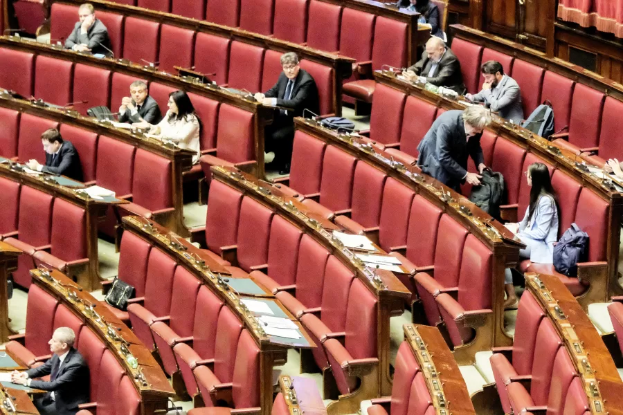 L’Italia in perenne emergenza abusa della decretazione d’urgenza, quel groviglio legislativo di 160mila norme che ingessa il paese