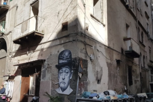 Crolla solaio al quarto piano, anziano salvo perché in un’altra stanza: miracolo a Napoli nella via dove nacque Totò