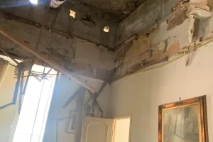 Crolla solaio al quarto piano, anziano salvo perché in un’altra stanza: miracolo a Napoli nella via dove nacque Totò