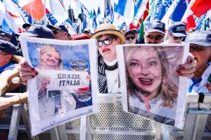 Meloni, Gioventù nazionale e le famiglie infelici. Quando la radice dell’antisemitismo frutta marciume e posture grottesche