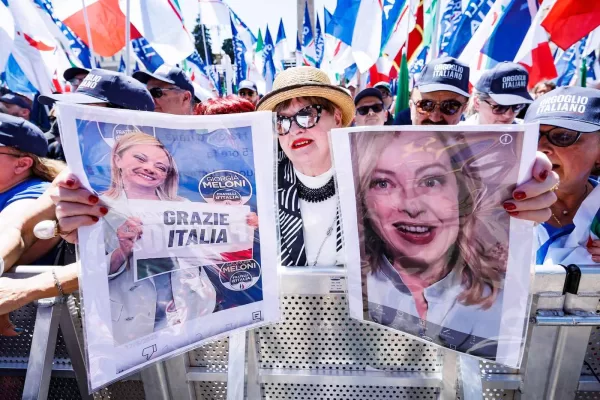 Meloni, Gioventù nazionale e le famiglie infelici. Quando la radice dell’antisemitismo frutta marciume e posture grottesche Meloni, Gioventù nazionale e le famiglie infelici. Quando la radice dell’antisemitismo frutta marciume e posture grottesche