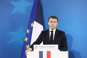 L’azzardo di Macron può ancora aver successo, la partita in Francia è aperta ma non ditelo ai commentatori e alla stampa italiana