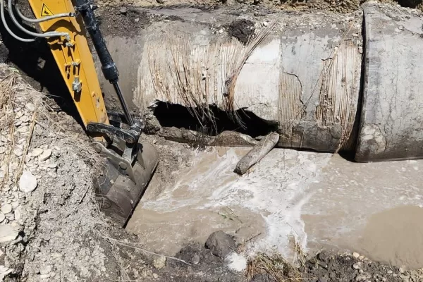 Emergenza idrica, in Italia mancano le infrastrutture non l’acqua: il paese perde la metà dei metri cubi immessi in una rete colabrodo Emergenza idrica, in Italia mancano le infrastrutture non l’acqua: il paese perde la metà dei metri cubi immessi in una rete colabrodo