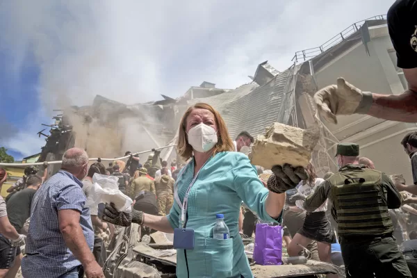 Emergency workers at the site of Okhmatdyt children’s hospital hit by Russian missiles, in Kyiv, Ukraine, Monday, July 8, 2024. Russian missiles have killed at least seven people and struck a children’s hospital in the Ukrainian capital, Kyiv, authorities say. (AP Photo/Evgeniy Maloletka)
Associated Press / LaPresse
Only italy and Spain Emergency workers at the site of Okhmatdyt children’s hospital hit by Russian missiles, in Kyiv, Ukraine, Monday, July 8, 2024. Russian missiles have killed at least seven people and struck a children’s hospital in the Ukrainian capital, Kyiv, authorities say. (AP Photo/Evgeniy Maloletka)
Associated Press / LaPresse
Only italy and Spain