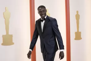 Khaby Lame: “Mia madre faceva le treccine in spiaggia, dopo il successo le ho comprato casa. Lavoravo come lavapiatti e muratore, oggi sogno l’Oscar” Khaby Lame: “Mia madre faceva le treccine in spiaggia, dopo il successo le ho comprato casa. Lavoravo come lavapiatti e muratore, oggi sogno l’Oscar”