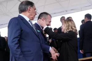 Meloni affossata dai suoi: Delmastro, l’amichettismo e la visione che non c’è dopo due anni di governo