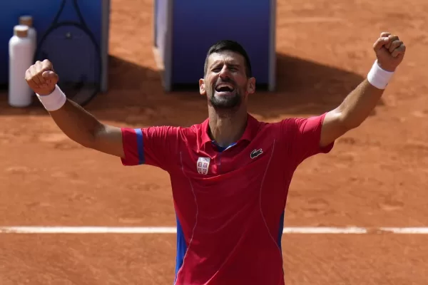 Djokovic, ecco l’oro olimpico. Il serbo batte Alcaraz 7-6, 7-6, e scoppia in lacrime: suo il Career Golden Slam