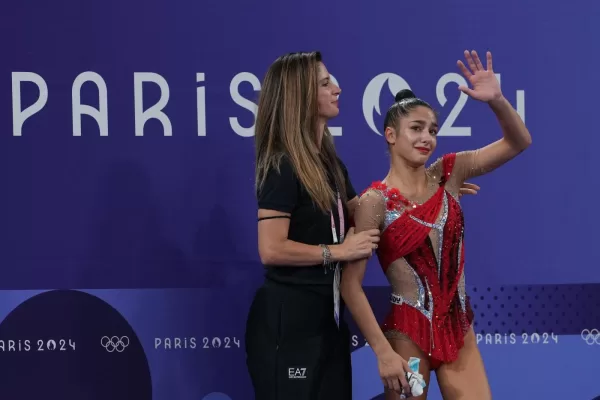 Chi è Claudia Mancinelli, l’allenatrice di Sofia Raffaeli dallo sguardo magnetico e la grinta da vendere. L’ex attrice che ha fatto impazzire i social