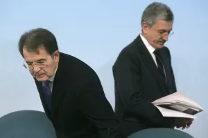 ©Mauro Scrobogna/LaPresse
21-02-2006 Roma
Politica
Chigi – riconoscimento Kossovo
Nella foto: il presidente del consiglio Romano Prodi con il ministro esteri Massimo D’ Alema ©Mauro Scrobogna/LaPresse
21-02-2006 Roma
Politica
Chigi – riconoscimento Kossovo
Nella foto: il presidente del consiglio Romano Prodi con il ministro esteri Massimo D’ Alema