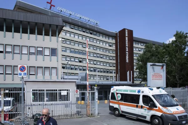 Bimba muore travolta da auto nel parcheggio dell’ospedale: era con la mamma a chiedere l’elemosina