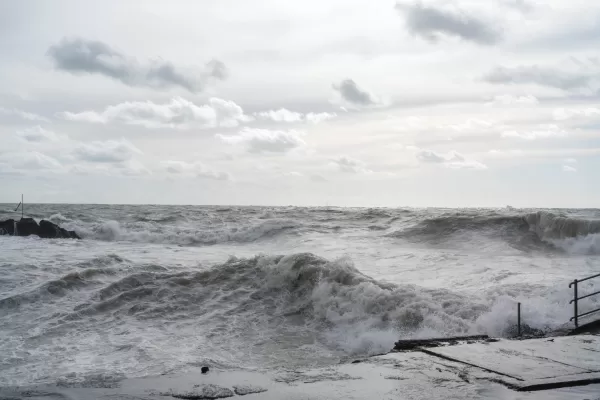 Maltempo, barca a vela affondata