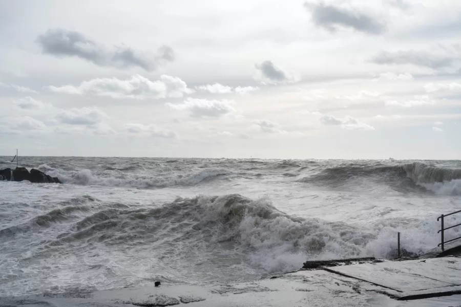 Maltempo, barca a vela affondata