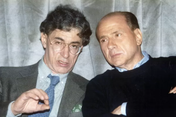 Dalla sconfitta di Bossi alle Europee alla cena delle sardine: quando i tre moschettieri del ribaltone incastrarono Berlusconi Dalla sconfitta di Bossi alle Europee alla cena delle sardine: quando i tre moschettieri del ribaltone incastrarono Berlusconi