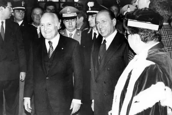 I due che colpirono Berlusconi alle spalle: il tradimento di Lamberto Dini e l’imbroglio Oscar Luigi Scalfaro I due che colpirono Berlusconi alle spalle: il tradimento di Lamberto Dini e l’imbroglio Oscar Luigi Scalfaro