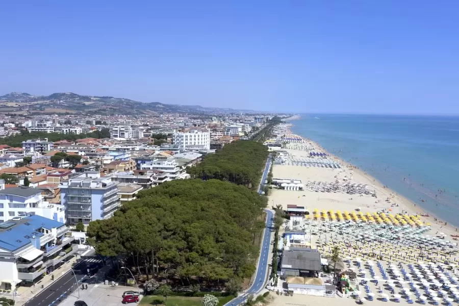 Fulmine colpisce la spiaggia di Alba Adriatica: “Un boato, poi il panico”. La scena apocalittica descritta dai bagnanti, due donne gravemente ferite