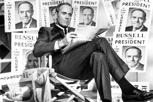 L’outsider Walz, il vice senza scandali che sta facendo impazzire Trump (che dimentica i film di Henry Fonda) L’outsider Walz, il vice senza scandali che sta facendo impazzire Trump (che dimentica i film di Henry Fonda)