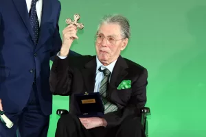 Addio a Umberto Bossi, il cappio a lutto: è morto il senatur che ha anticipato e codificato il populismo italiano Addio a Umberto Bossi, il cappio a lutto: è morto il senatur che ha anticipato e codificato il populismo italiano