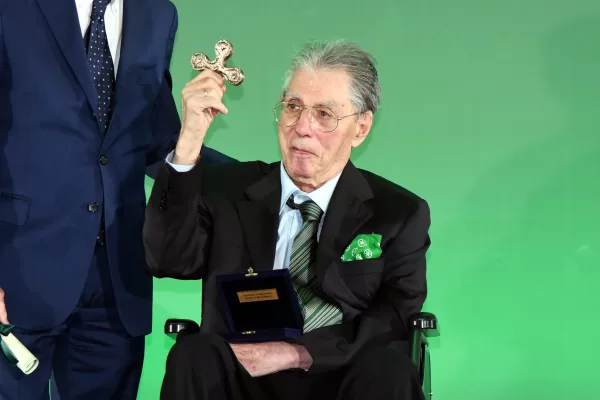 Umberto Bossi, come sta il Senatùr. Dagospia lo dà per morto, poi la chiamata di Salvini: “Gli avete allungato la vita”