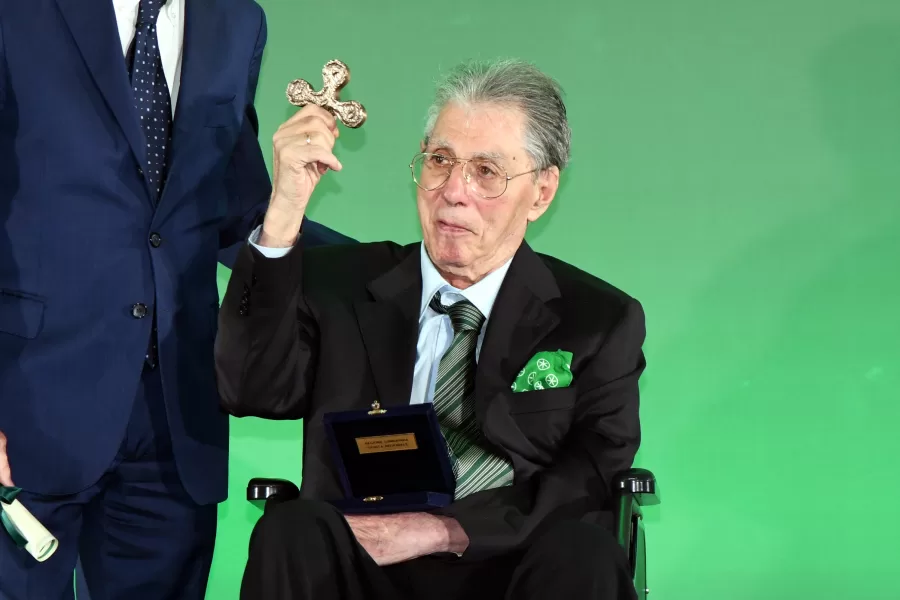 Umberto Bossi, come sta il Senatùr. Dagospia lo dà per morto, poi la chiamata di Salvini: “Gli avete allungato la vita”