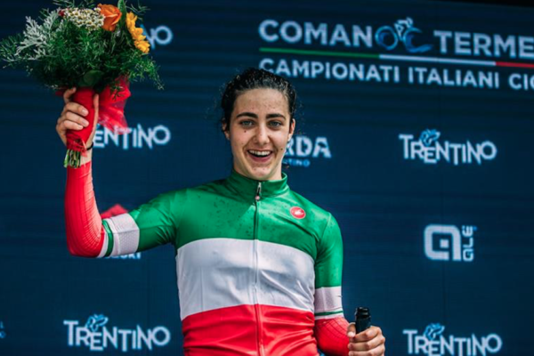 Alice Toniolli cade e batte la testa contro muretto durante gara: è grave. “Mai visto incidente così”