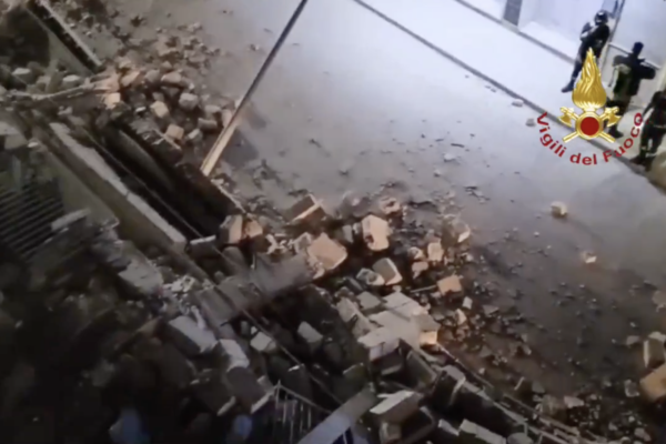 Crolla un edificio a Latiano: si scava sotto le macerie per escludere la presenza di persone