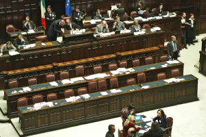 ©MAURO SCROBOGNA/LAPRESSE
23-03-2004 ROMA
POLITICA
CAMERA – NORME RIASSETTO SISTEMA TELEVISIVO RAI – LEGGE GASPARRI
NELLA FOTO PANORAMICA DI BANCHI DEL GOVERNO VUOTI