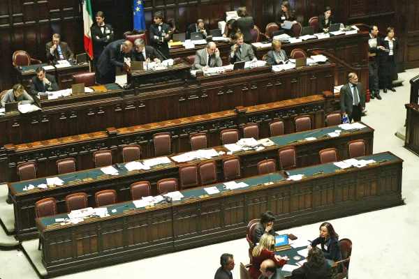 ©MAURO SCROBOGNA/LAPRESSE
23-03-2004 ROMA
POLITICA
CAMERA – NORME RIASSETTO SISTEMA TELEVISIVO RAI – LEGGE GASPARRI
NELLA FOTO PANORAMICA DI BANCHI DEL GOVERNO VUOTI