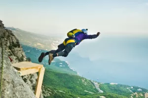 Base jumper si lancia in Val Badia e muore: dramma in Alto Adige, schianto o malfunzionamento paracadute