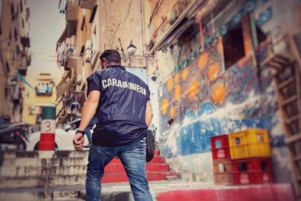 Carabinieri-turisti in pellegrinaggio al murales di Maradona, arriva il rider e scatta il blitz: “E’ ricercato in Austria e Germania”