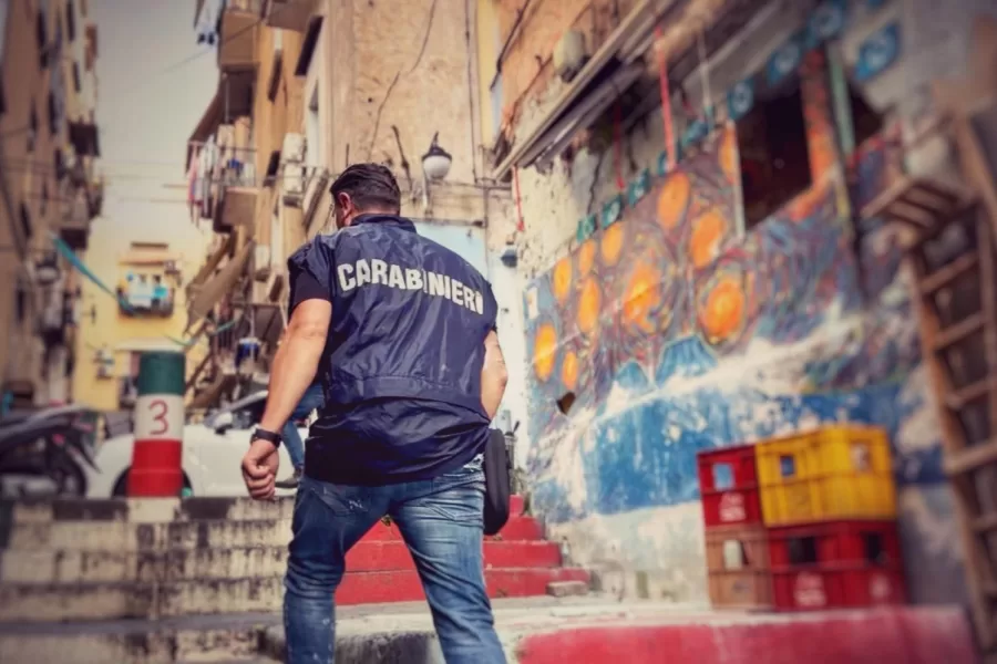 Carabinieri-turisti in pellegrinaggio al murales di Maradona, arriva il rider e scatta il blitz: “E’ ricercato in Austria e Germania”