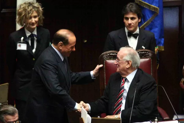 Da Fortunato al Pantheon nacque il “salvaladri” ma Scalfaro trattava Berlusconi come un contadino Da Fortunato al Pantheon nacque il “salvaladri” ma Scalfaro trattava Berlusconi come un contadino