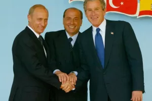 Berlusconi mi invitò in Sardegna, cantammo in francese e mi mise a capo della Commissione Mitrokhin. Ma a Putin non andò giù Berlusconi mi invitò in Sardegna, cantammo in francese e mi mise a capo della Commissione Mitrokhin. Ma a Putin non andò giù