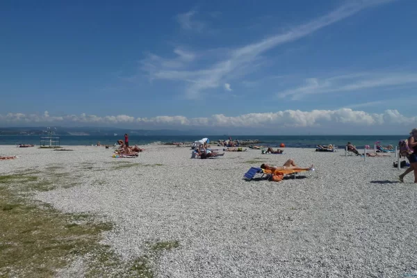 Anziana dorme sul lettino del lido: “Ho la pensione minima ma volevo rivivere emozioni”, carabinieri pagano albergo