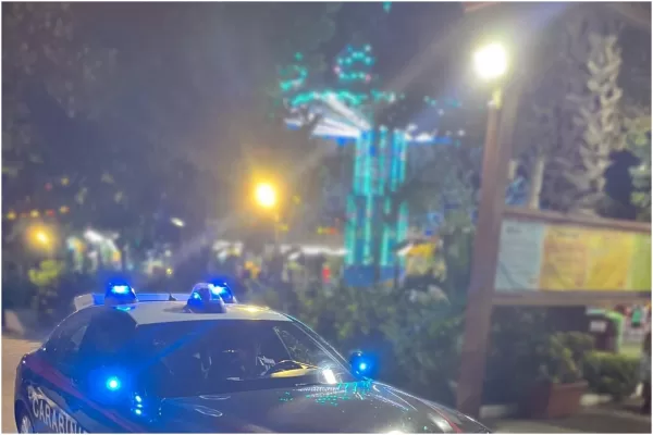 Cedono pistoni della giostra e ‘volano’ le cabine: panico al parco giochi, bimbi in ospedale