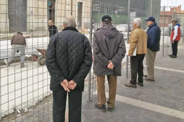 Più pensioni che stipendi, sull’Italia aleggia il default: la soluzione è nei migranti Più pensioni che stipendi, sull’Italia aleggia il default: la soluzione è nei migranti