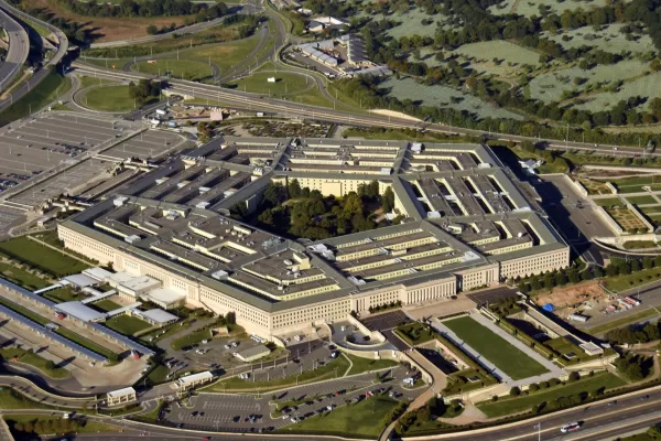 Spionaggio, chi è il responsabile della fuga di notizie dal Pentagono: i Five Eyes, gli accessi ai file e l’ipotesi dell’intenzionalità
