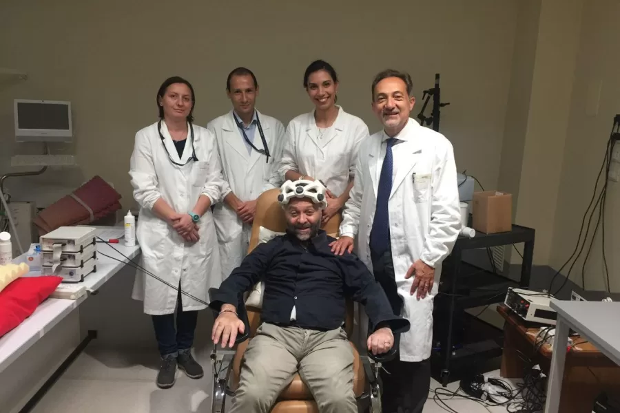 Foto con il professor Vincenzo Di Lazzaro e la sua equipe del Policlinico Campus Bio-Medico insieme a Vincenzo Russo, primo paziente ad aver partecipato alla sperimentazione