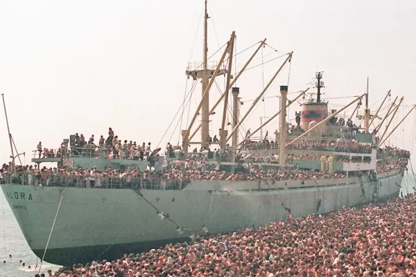 Migranti, 30 anni dopo che un pezzo di Albania arrivò a Bari polemiche, nuovi reati e sanatorie Migranti, 30 anni dopo che un pezzo di Albania arrivò a Bari polemiche, nuovi reati e sanatorie